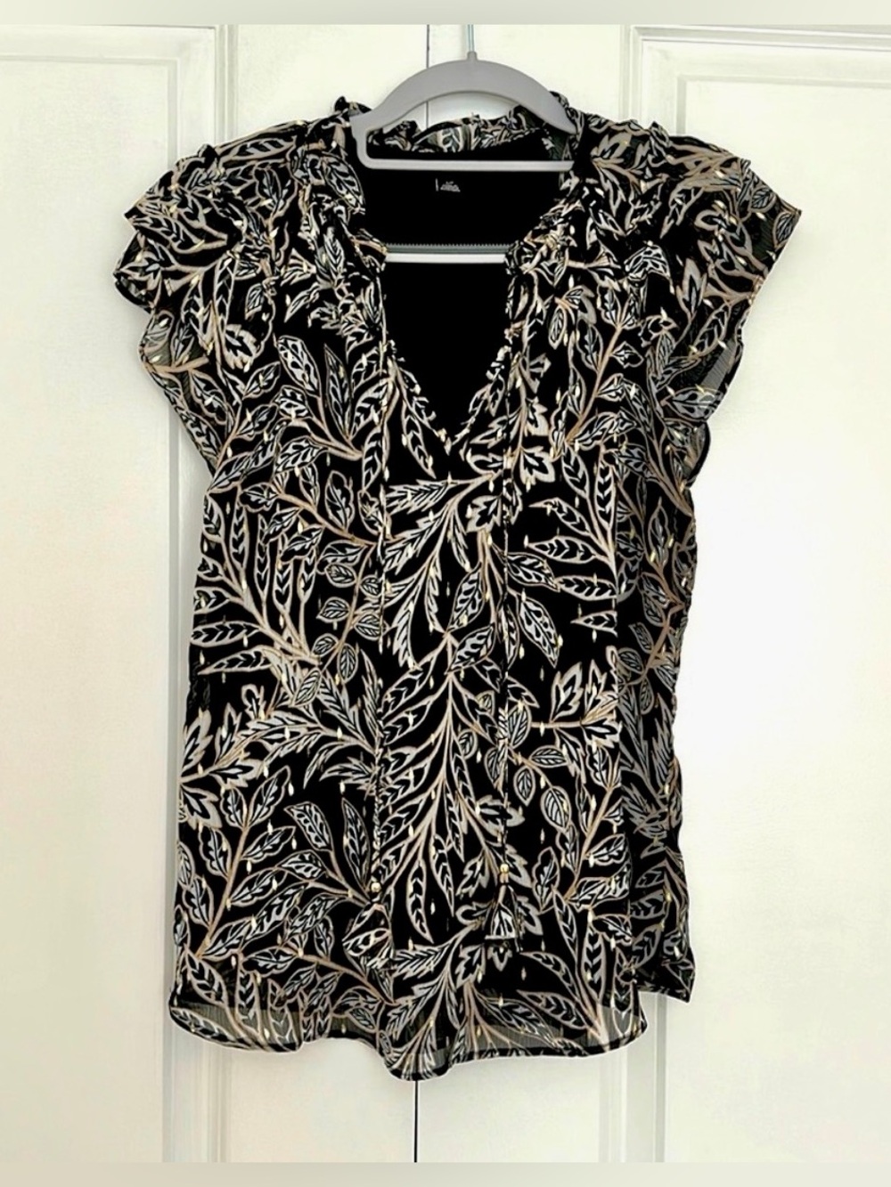Black & Cream/Tan Floral Leaf Print w/ Gold Detail Flutter Sleeve Blouse 🖤
